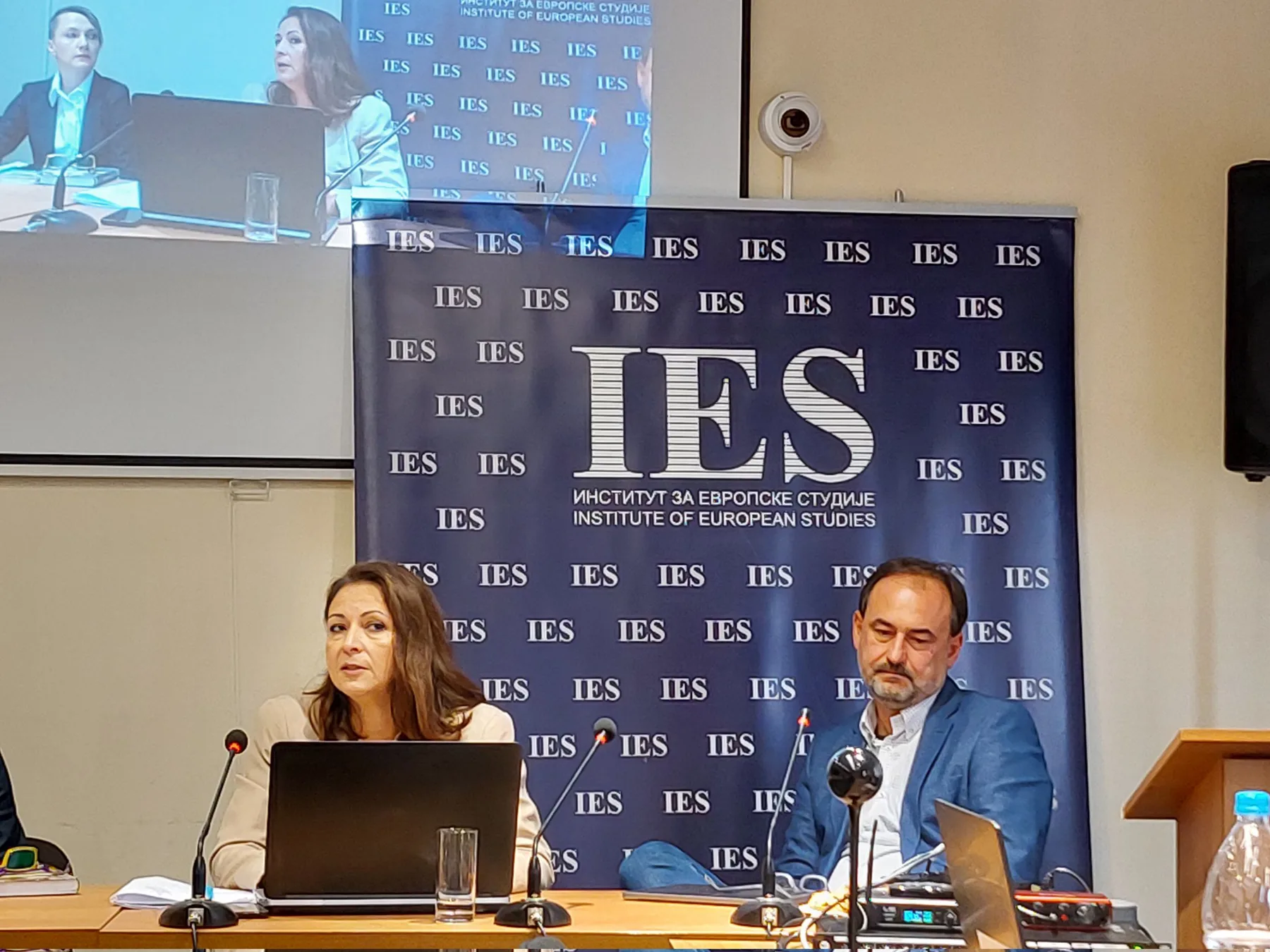 Ilustracija za tekst Razgovor o knjizi Irine Milutinović „Hibridni mediji i hibridni režimi“ u IES